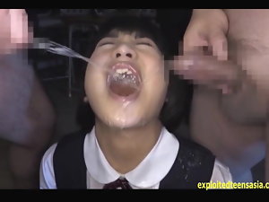  10 Guys itibaren piss galon Altında Kalan Bir Kosh Jav Genç