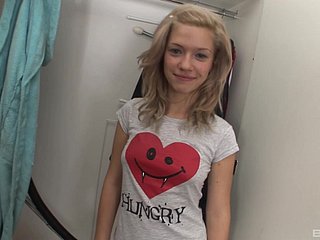 喉が渇いた金髪の十代の痴女ビビ・ノエルは彼女の痴女の口に精液を必要としています